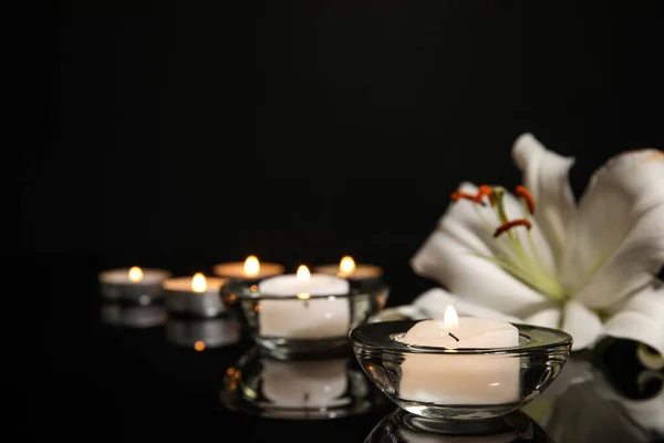 Brandende Kaarsen Lelie Bloem Donkere Achtergrond — Stockfoto