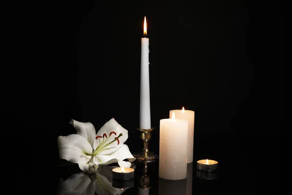 Brandende Kaarsen Lelie Bloem Donkere Achtergrond — Stockfoto