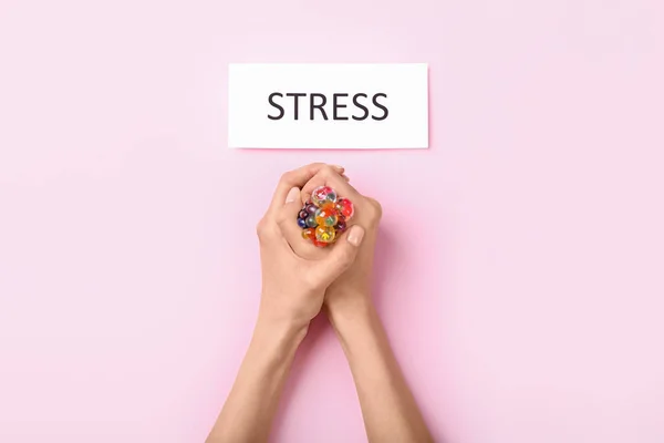 Kvinna Hand Klämma Stress Boll Och Ord Stress Färg Bakgrund — Stockfoto