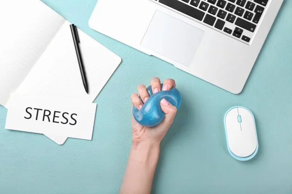 Donna Che Stringe Palla Stress Mentre Lavora Con Computer Portatile — Foto Stock