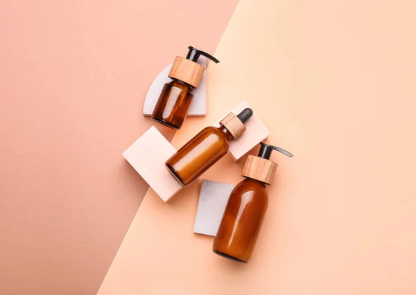 Bottiglie Cosmetici Capelli Sfondo Colori — Foto Stock