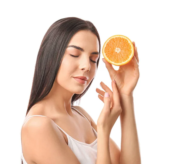 Hermosa Mujer Con Naranja Aplicando Crema Facial Sobre Fondo Blanco — Foto de Stock