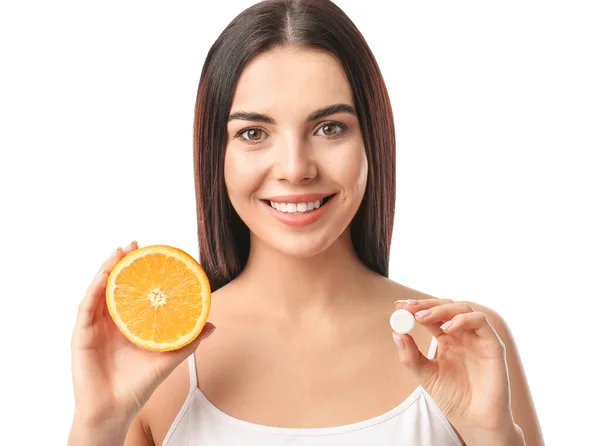 Mulher Bonita Com Pílula Laranja Vitamina Fundo Branco — Fotografia de Stock