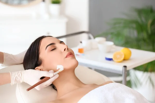 Cosmetologist Applying Mask Woman Face Beauty Salon — Stock Photo, Image