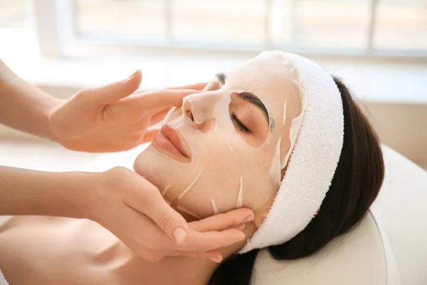 Cosmetólogo Aplicando Mascarilla Cara Mujer Salón Belleza —  Fotos de Stock