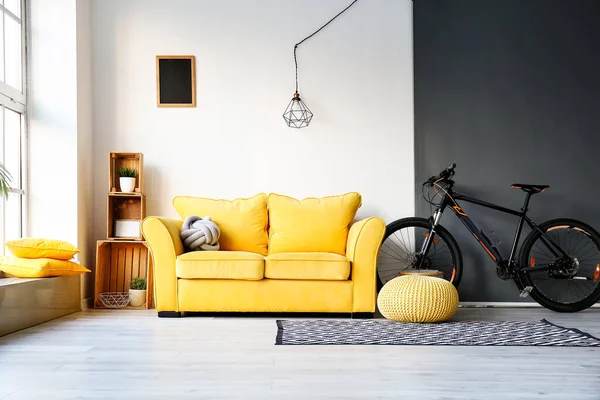Şık bir oturma odasının içinde bisiklet.
