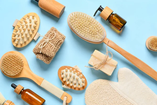 Masaj fırçaları ve banyo malzemeleriyle renklendirilmiş kompozisyon