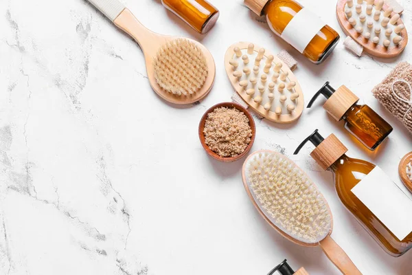 Masaj fırçaları ve hafif arka planda banyo malzemeleri ile kompozisyon
