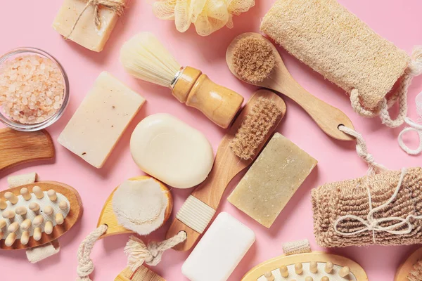 Masaj fırçaları ve banyo malzemeleriyle renklendirilmiş kompozisyon