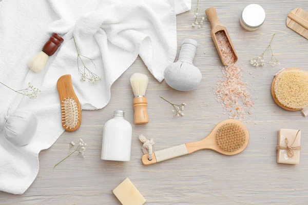 Gri Ahşap Arka Planda Masaj Fırçaları Banyo Malzemeleri Ile Kompozisyon — Stok fotoğraf