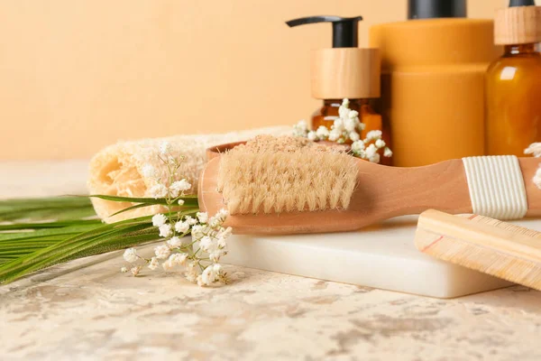 Composição Com Escova Massagem Suprimentos Banho Flores Sobre Fundo Cor — Fotografia de Stock