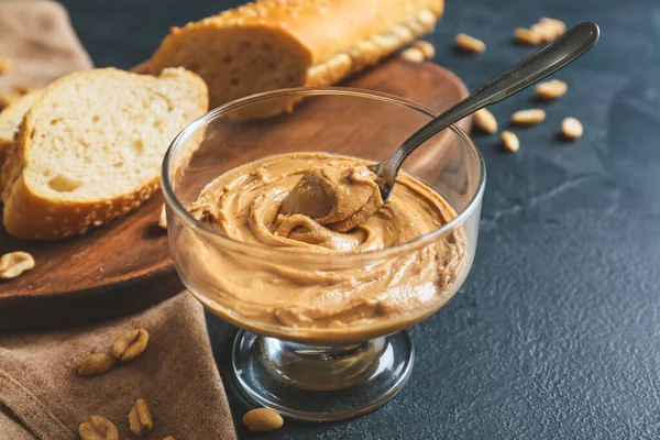 Tigela Vidro Com Manteiga Amendoim Saborosa Pão Fundo Escuro — Fotografia de Stock