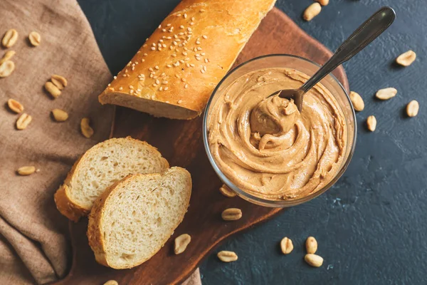 Tigela Vidro Com Manteiga Amendoim Saborosa Pão Fundo Escuro — Fotografia de Stock