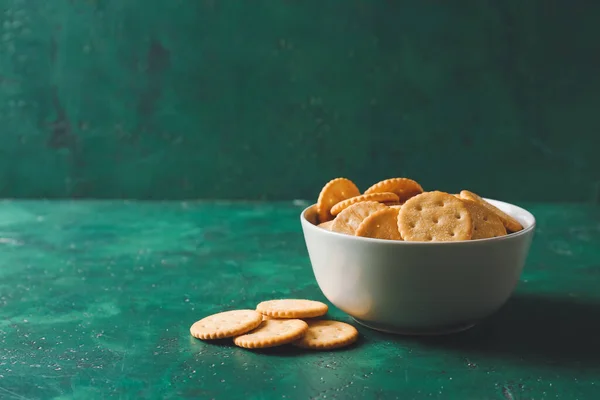 Bowl Tasty Crackers Color Background — Stock Photo, Image