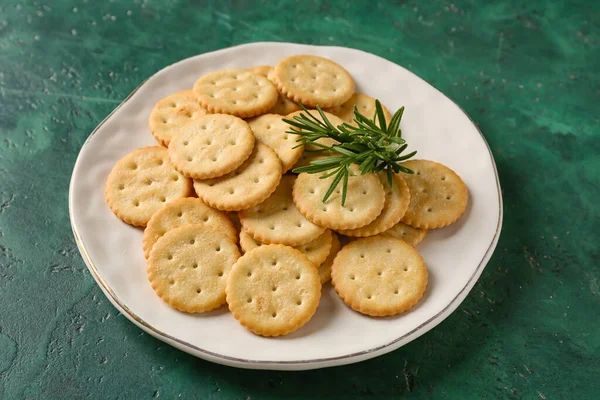 Placa Con Sabrosas Galletas Saladas Sobre Fondo Color —  Fotos de Stock