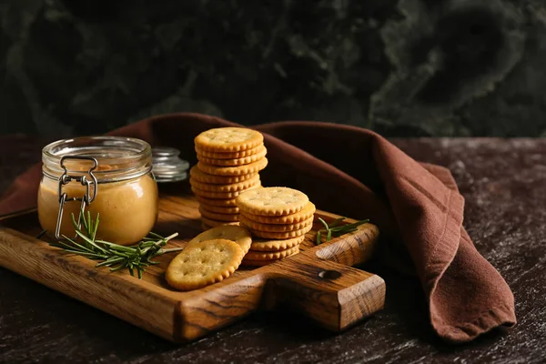 Board Tasty Crackers Jar Peanut Butter Dark Background — Stock Photo, Image