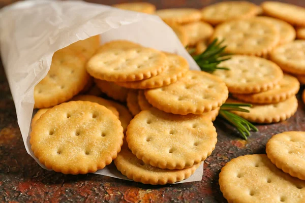 Bolsa Con Sabrosas Galletas Saladas Sobre Fondo Grunge —  Fotos de Stock