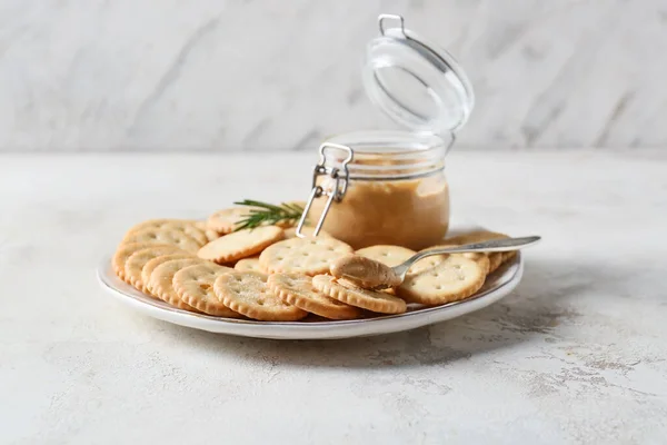 Plate Tasty Crackers Jar Peanut Butter Light Background — Stock Photo, Image