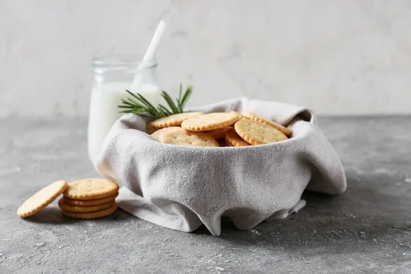 Bowl Tasty Crackers Grey Background — Stock Photo, Image