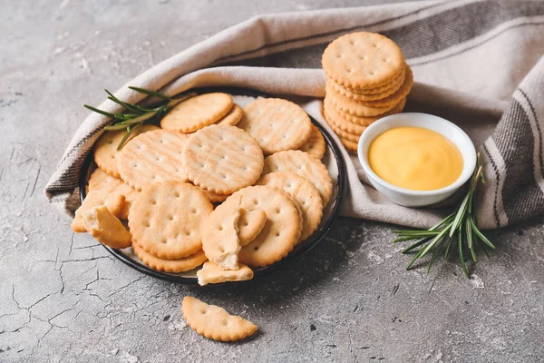 Plate Tasty Crackers Grey Background — Stock Photo, Image