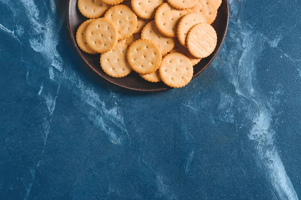 Plate Tasty Crackers Color Background — Stock Photo, Image