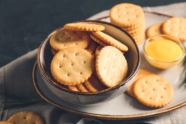 Bowl Tasty Crackers Dark Background — Stock Photo, Image