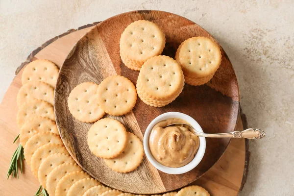 Teller Mit Leckeren Crackern Und Erdnussbutter Auf Hellem Hintergrund — Stockfoto