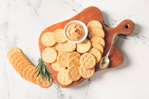 Board Tasty Crackers Peanut Butter Light Background — Stock Photo, Image
