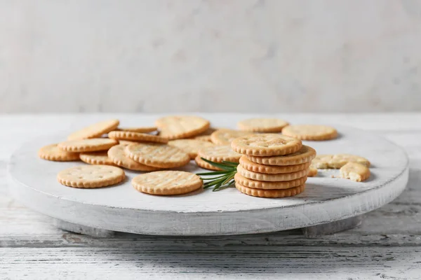 Board Tasty Crackers Light Wooden Background — Stock Photo, Image