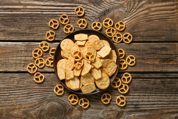 Plate Tasty Different Crackers Wooden Background — Stock Photo, Image