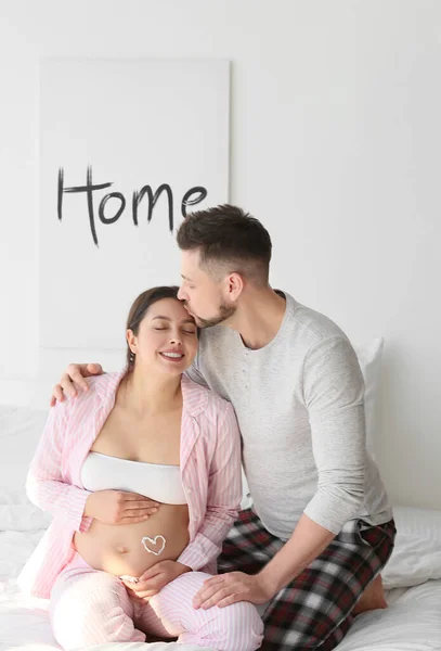 Krásný Těhotný Pár Doma — Stock fotografie