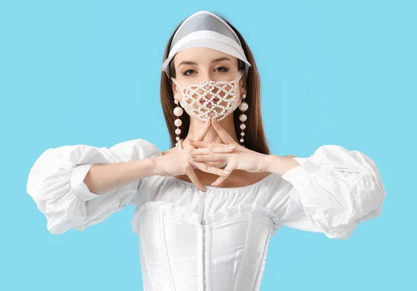 Modieuze Jonge Vrouw Met Masker Kleur Achtergrond — Stockfoto