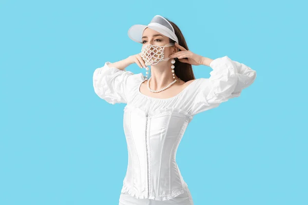 Mulher Nova Moda Usando Máscara Fundo Cor — Fotografia de Stock