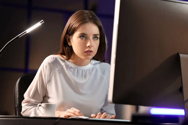 Mujer Joven Usando Computadora Tarde Noche Concepto Adicción —  Fotos de Stock