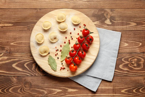 Board Raw Dumplings Tomatoes Spices Wooden Background — Stock Photo, Image
