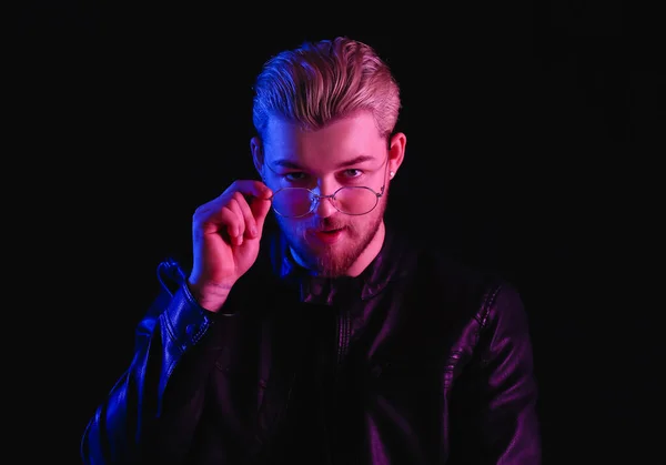 Retrato Tonificado Del Joven Guapo Sobre Fondo Oscuro — Foto de Stock