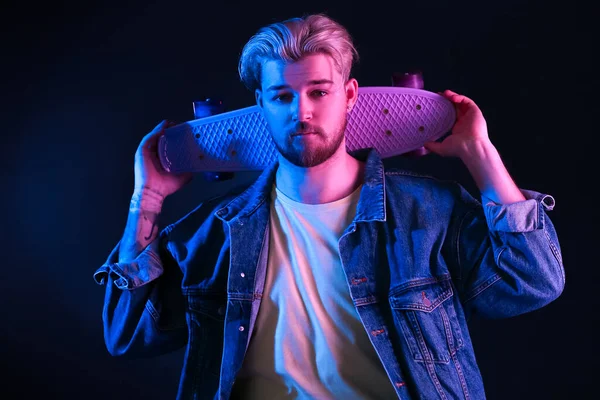 Toned Retrato Belo Jovem Com Skate Fundo Escuro — Fotografia de Stock