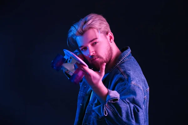 Retrato Tonificado Joven Guapo Con Monopatín Sobre Fondo Oscuro — Foto de Stock