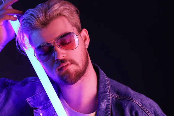 Retrato Tonificado Joven Guapo Con Lámpara Neón Sobre Fondo Oscuro — Foto de Stock