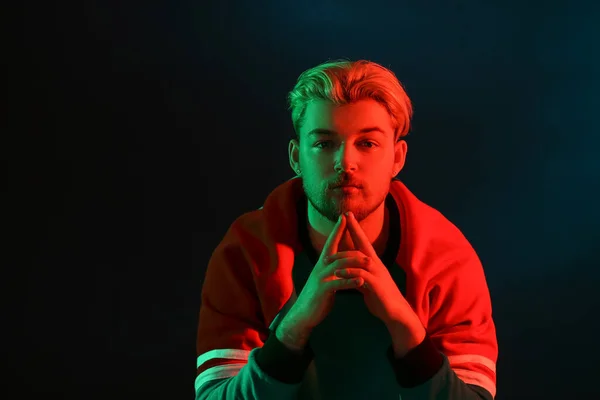 Retrato Tonificado Del Joven Guapo Sobre Fondo Oscuro — Foto de Stock