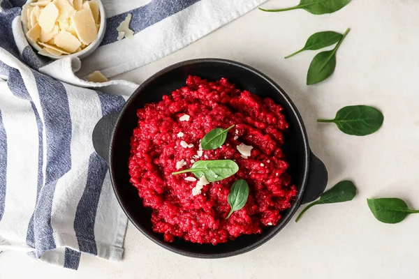 Frying Pan Tasty Beet Risotto Light Background — Stock Photo, Image