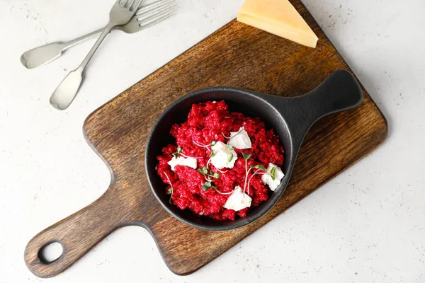 Braadpan Met Lekkere Bietenrisotto Lichte Ondergrond — Stockfoto