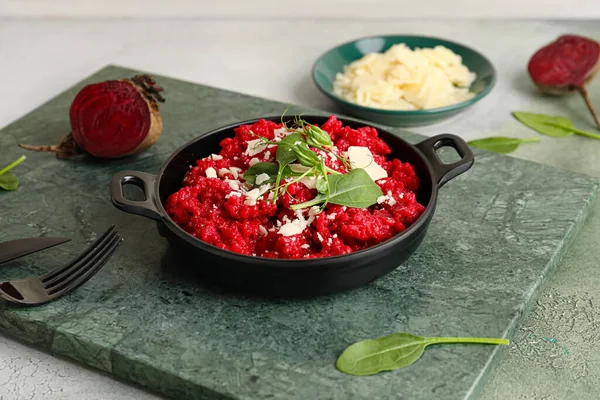 Braadpan Met Lekkere Bietenrisotto Tafel — Stockfoto