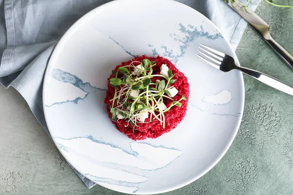 Plaat Met Lekkere Bieten Risotto Kleur Achtergrond — Stockfoto