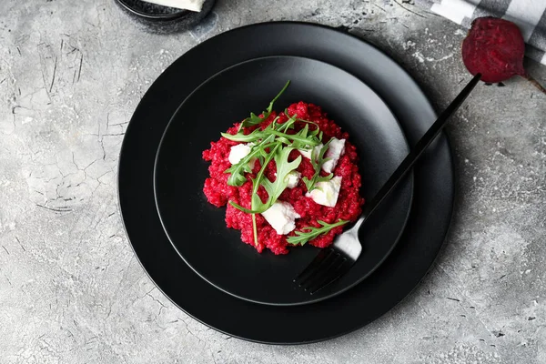 Bord Met Lekkere Bietenrisotto Grijze Ondergrond — Stockfoto