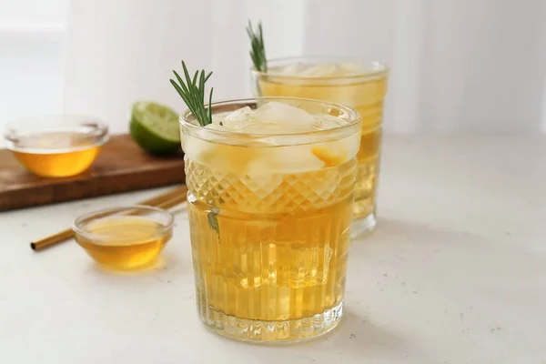 薄い背景に冷たい緑茶と成分のガラス — ストック写真