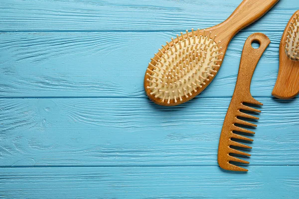 Peine Cepillos Para Cabello Sobre Fondo Color — Foto de Stock