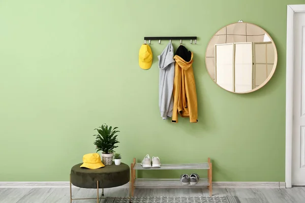 Elegante Interno Della Sala Con Vestiti Appesi Muro — Foto Stock