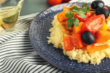 Masada lezzetli kuskus tabağı, yakın plan.