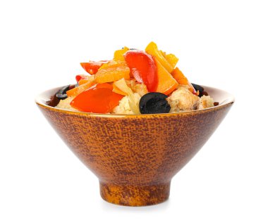 Kuskus ve sebzeli kase beyaz arka planda